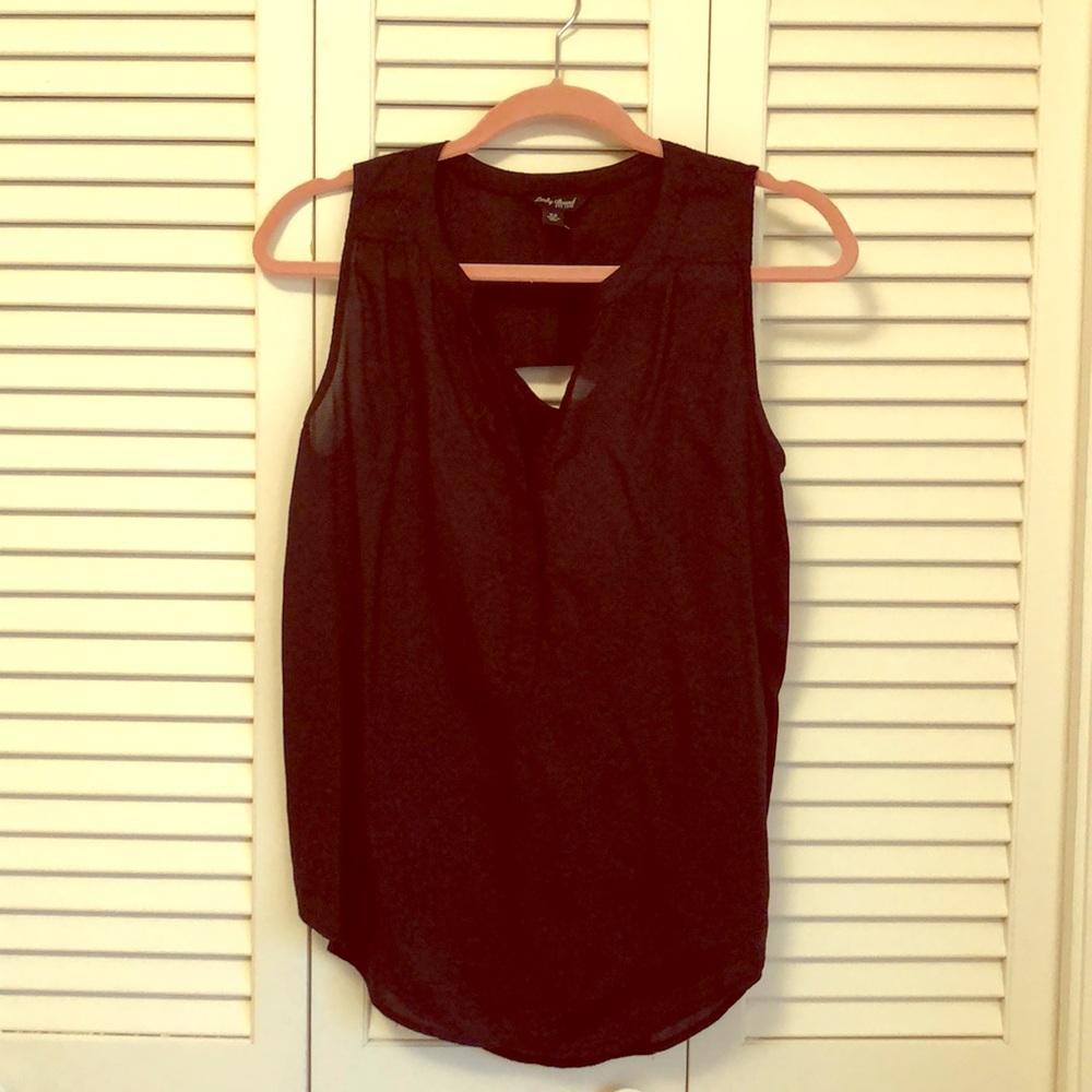 Lucky sleeveless top w/button V-neck